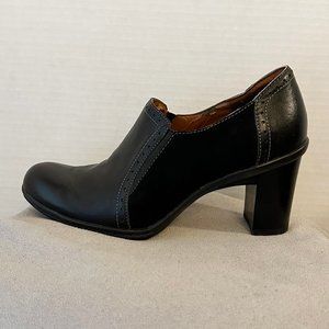 Naturalizer black leather and suede ankle booties with 3" block heel, size 5